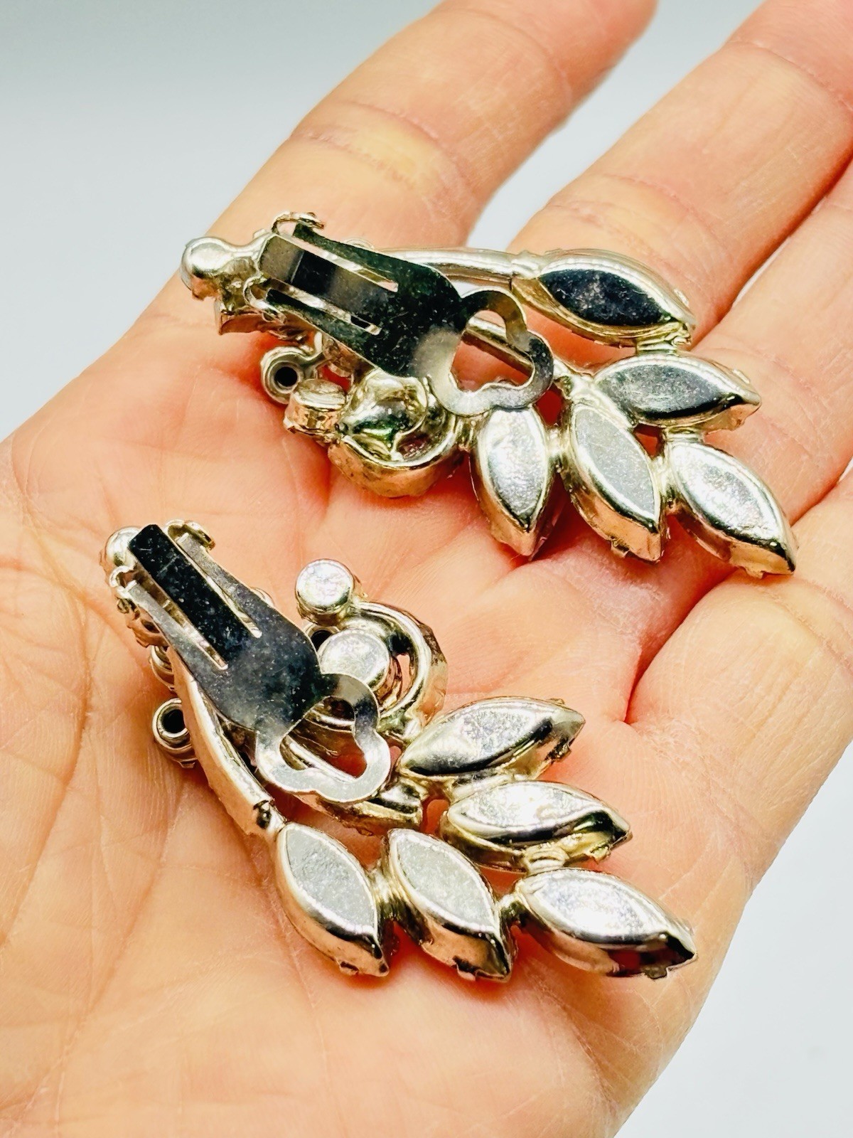 Vtg JULIANA Clear Glass Rhinestone 3D Flower Leaf Clip On Earrings