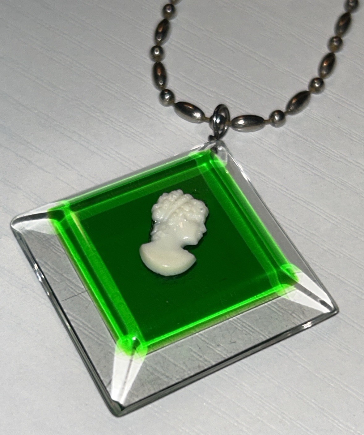 Green Lucite Geometric Cameo Pendant Necklace 24” Mod Art Statement Vintage 80’s