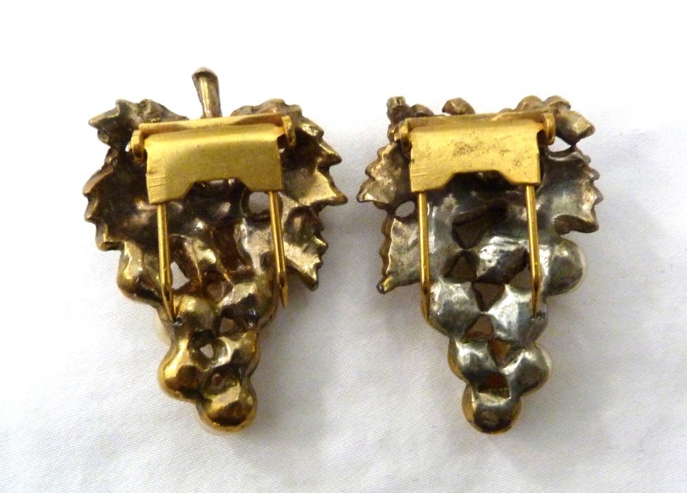 ANTIQUE VINTAGE 1930-1940s LUSTROUS FAUX PEARLS GRAPES LEAVES FUR CLIP PINS PAIR