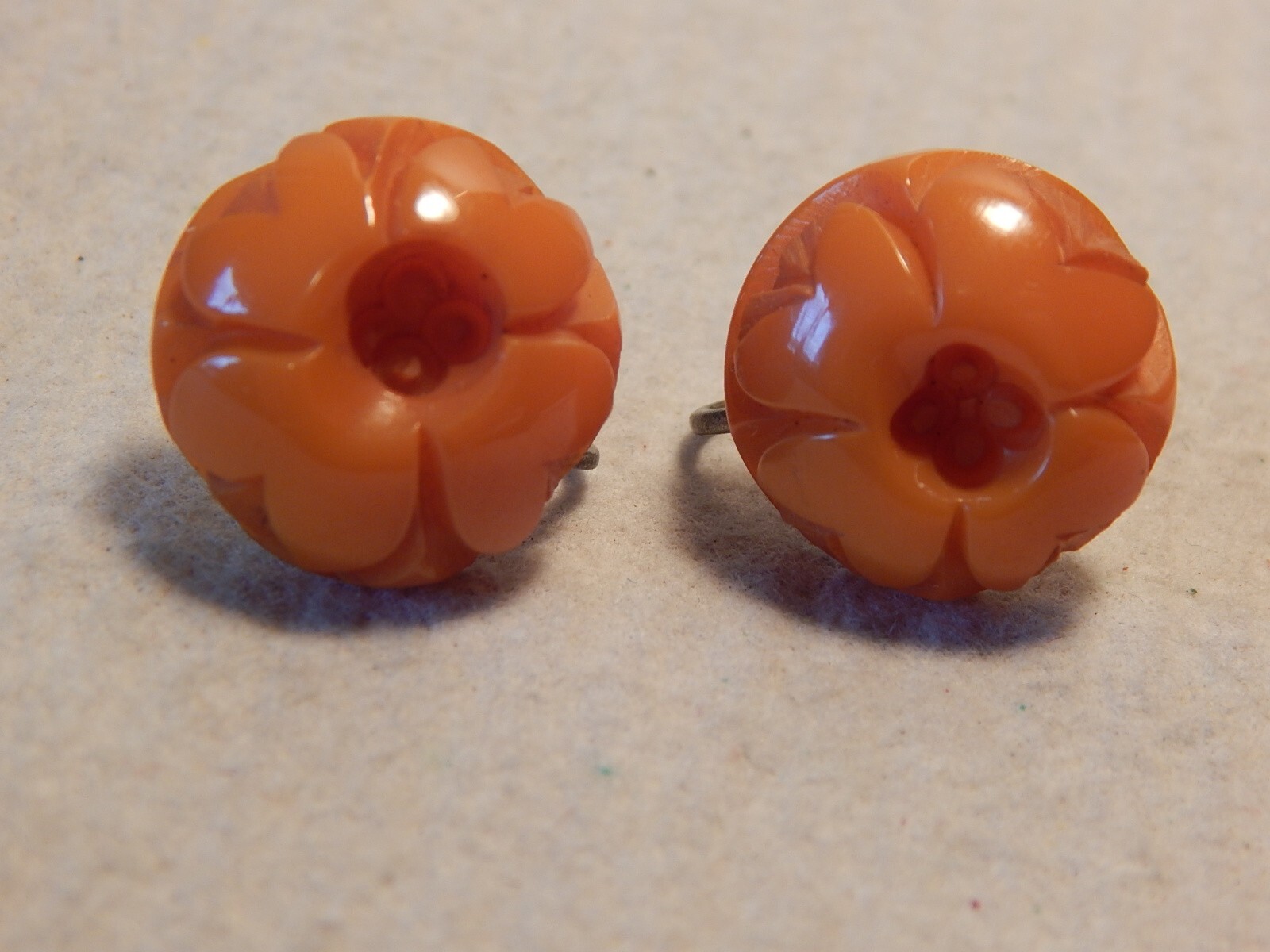 PAIR VTG 1930S TO 1950S BUTTERSCOTCH CARVED EARRINGS SCREW BACK BAKELITE FLOWER