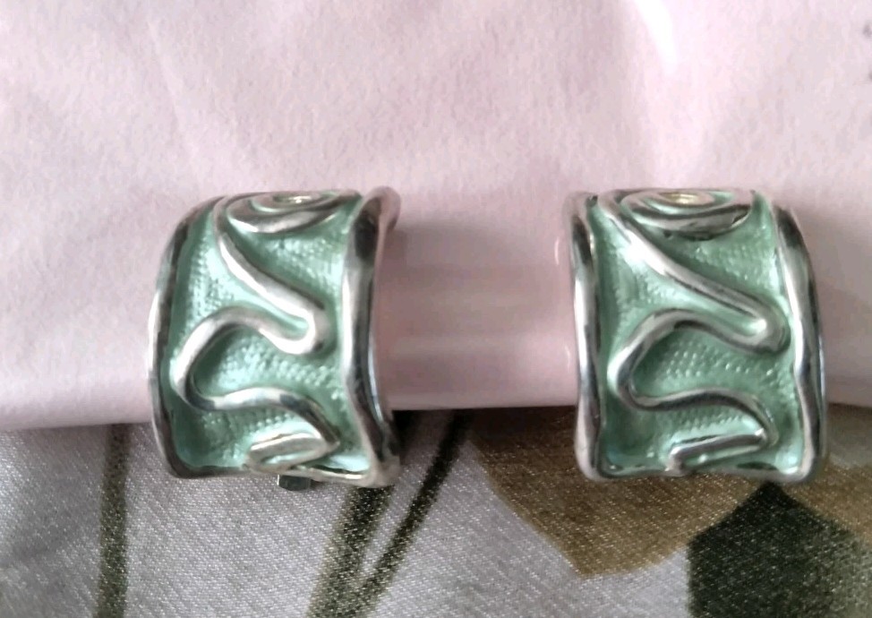VTG 80s Lime Green Enamel & Goldtone Wide Ribbon Clip On Earrings 1″