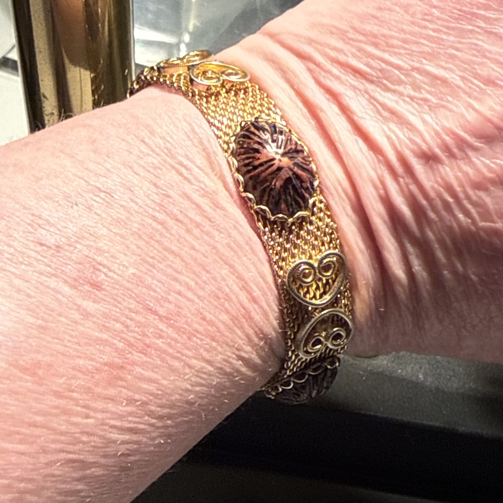 VTG Gold Toned Mesh bracelet 7”