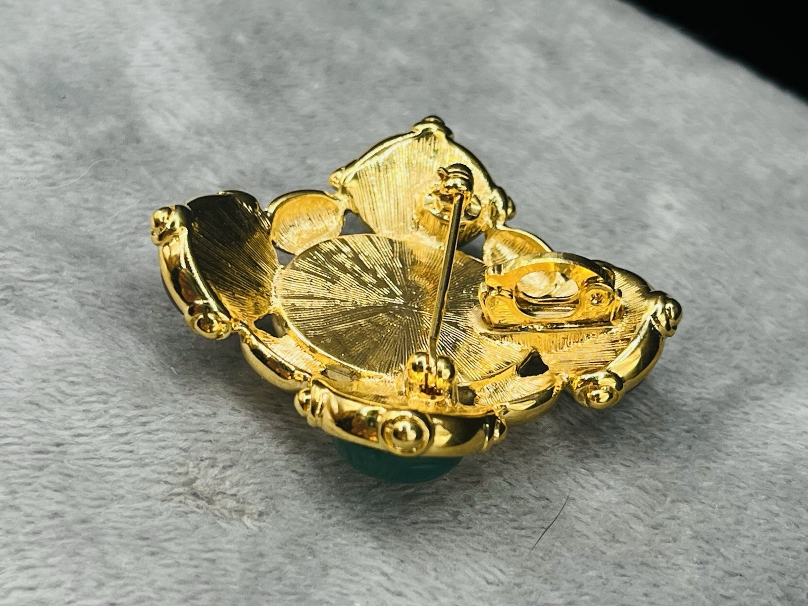 VTG. EGYPTIAN Style multicolor Carved SCARAB Glass Stone GoldTone BROOCH PENDANT
