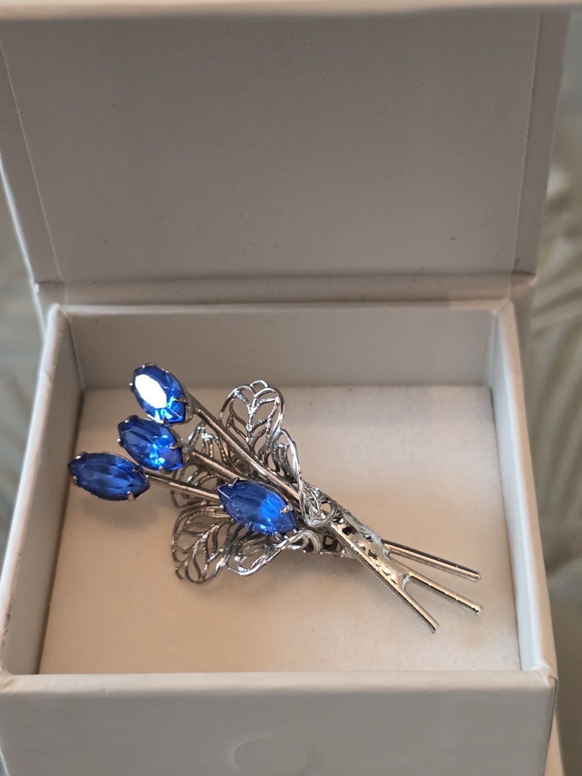 BLUE RHINESTONES MARQUISE SHAPED FILIGREE SILVER-TONE FLORAL BOUQUET PIN BROOCH