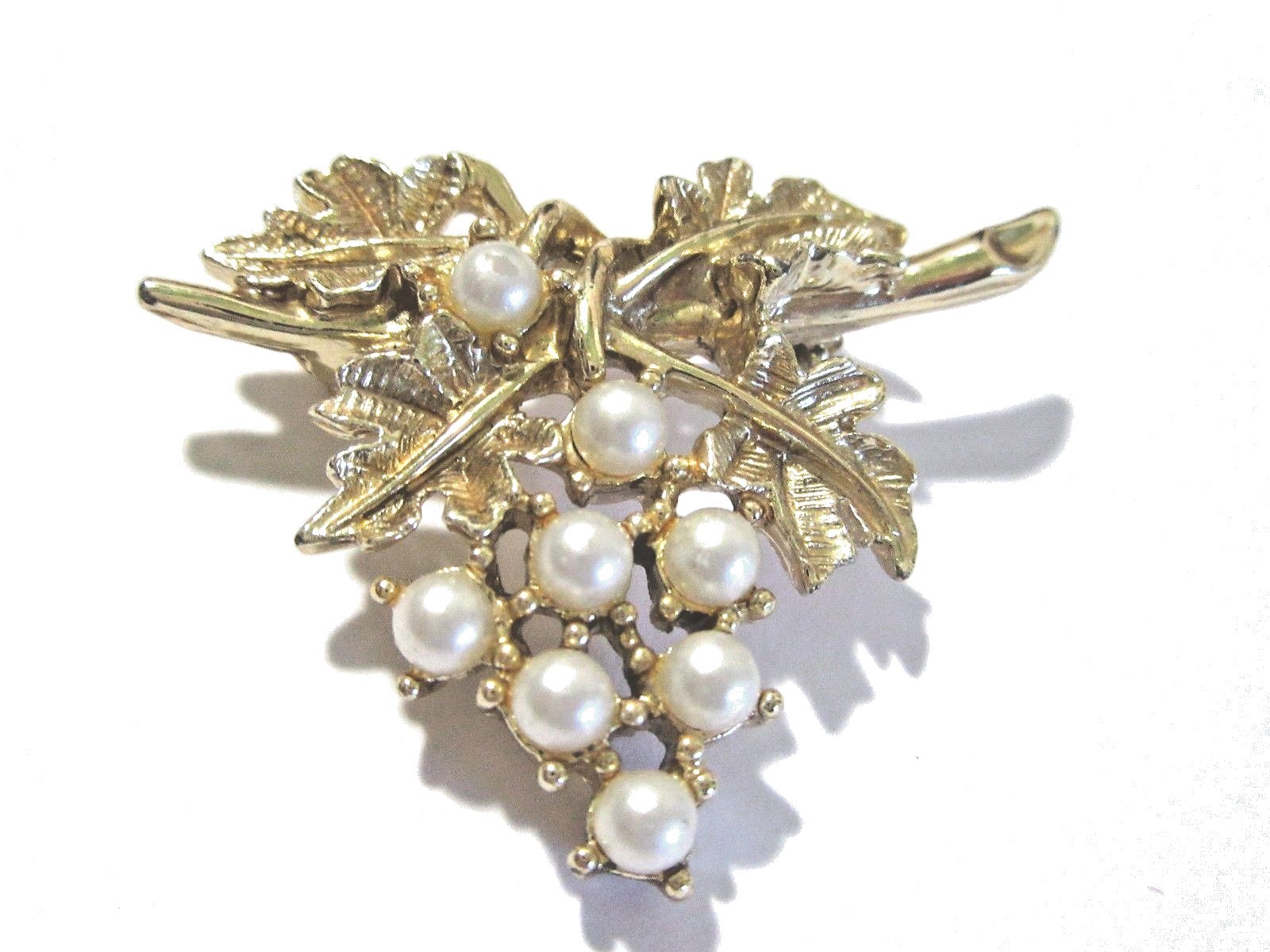 BUNCH OF GRAPES PIN FAUX PEARL GOLD TONE TEXTURED LEAVES DESIGNER SIGNED EMMONS