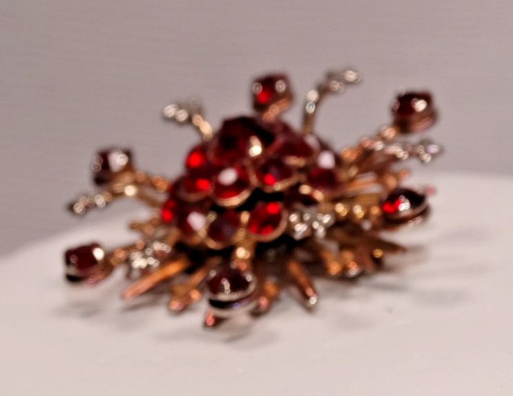 H88 VINTAGE RHINESTONE SNOWFLAKE BROOCH PIN RED STONES SILVER & COPPER TONED