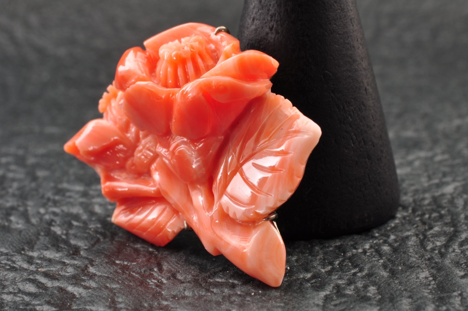 Pink coral OBIDOME, carved “camellia” (38mm (1.49in) total 50.0ct) Certificate.