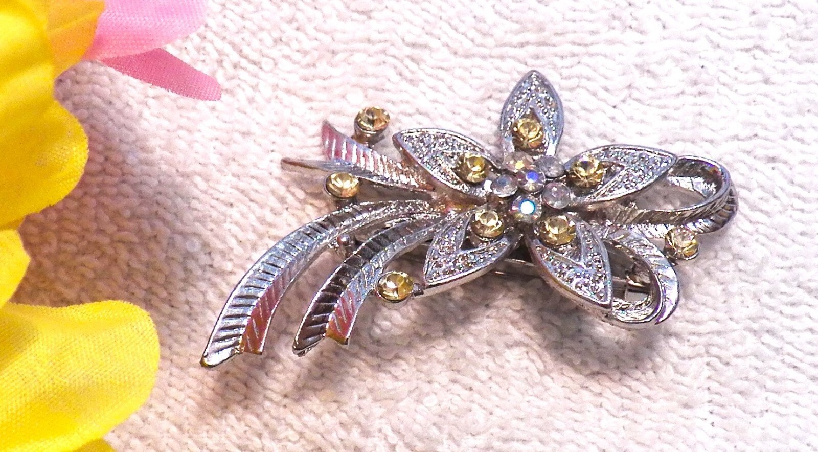 CLASSIC PIN BROOCH BOUQUET BASKET BLOOM FLORAL PETAL FERN FROND PLANT SPRAY CH12