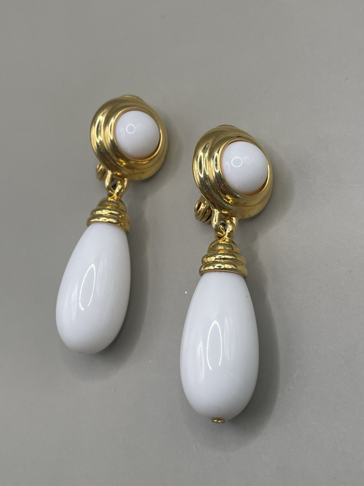 VTG Signed Monet GoldTone White Acrylic Retro Drop Dangle 2” Clip On Earrings