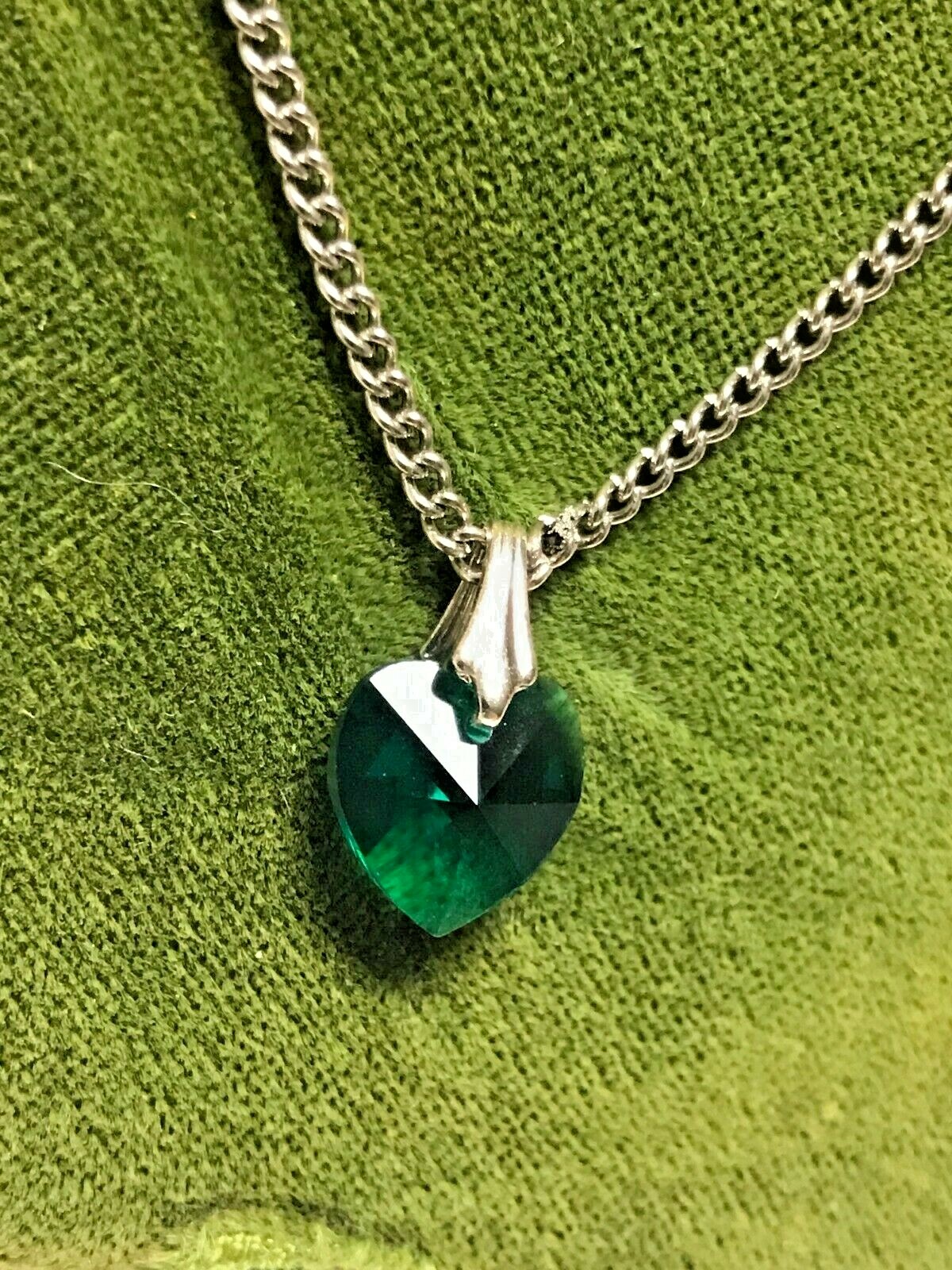 VTG NECKLACE~SIMULATED EMERALD HEART MAY BIRTHSTONE~15.5″~SILVER TONE W GIFT BOX