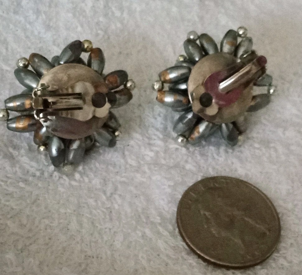 Vintage “Fireworks” Unbranded Clip-On Earrings Lightweight non-magnetic About1″