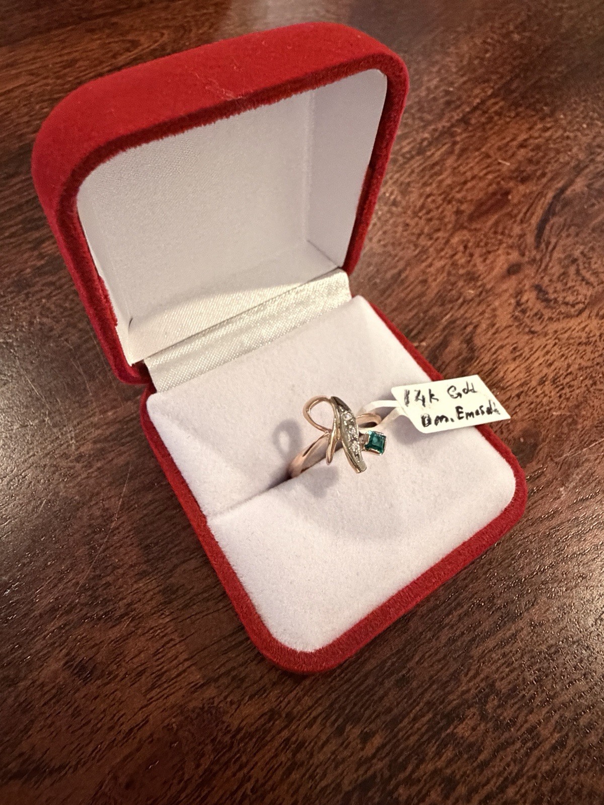 Vintage 14K Gold Emerald & Diamond Accent Ring – Unique Ribbon Design
