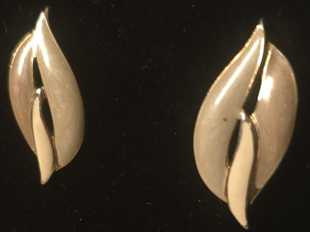 Vintage Trifari three tone tear drop enamel tan white brown gold tone earring 1″