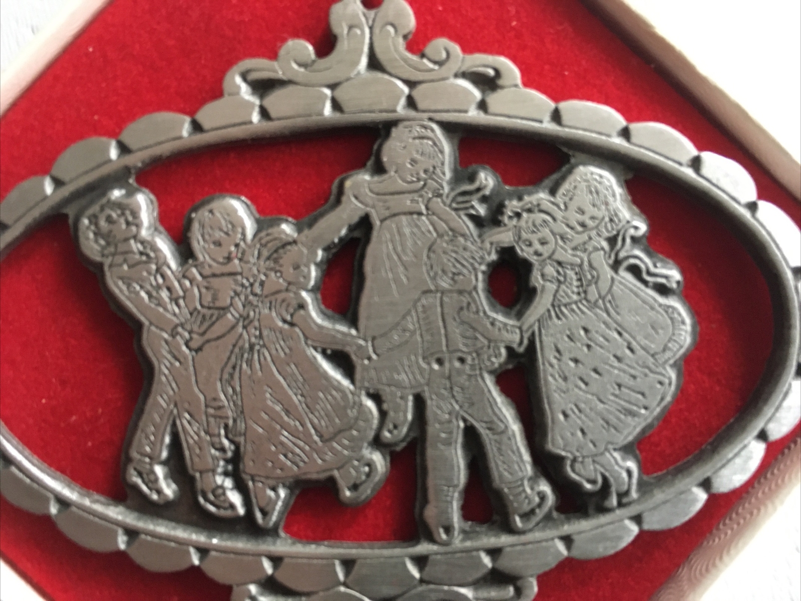 Old Forge Metals Vintage “Ring Around the Rosey” Pewter Pendant #OR108 in Box