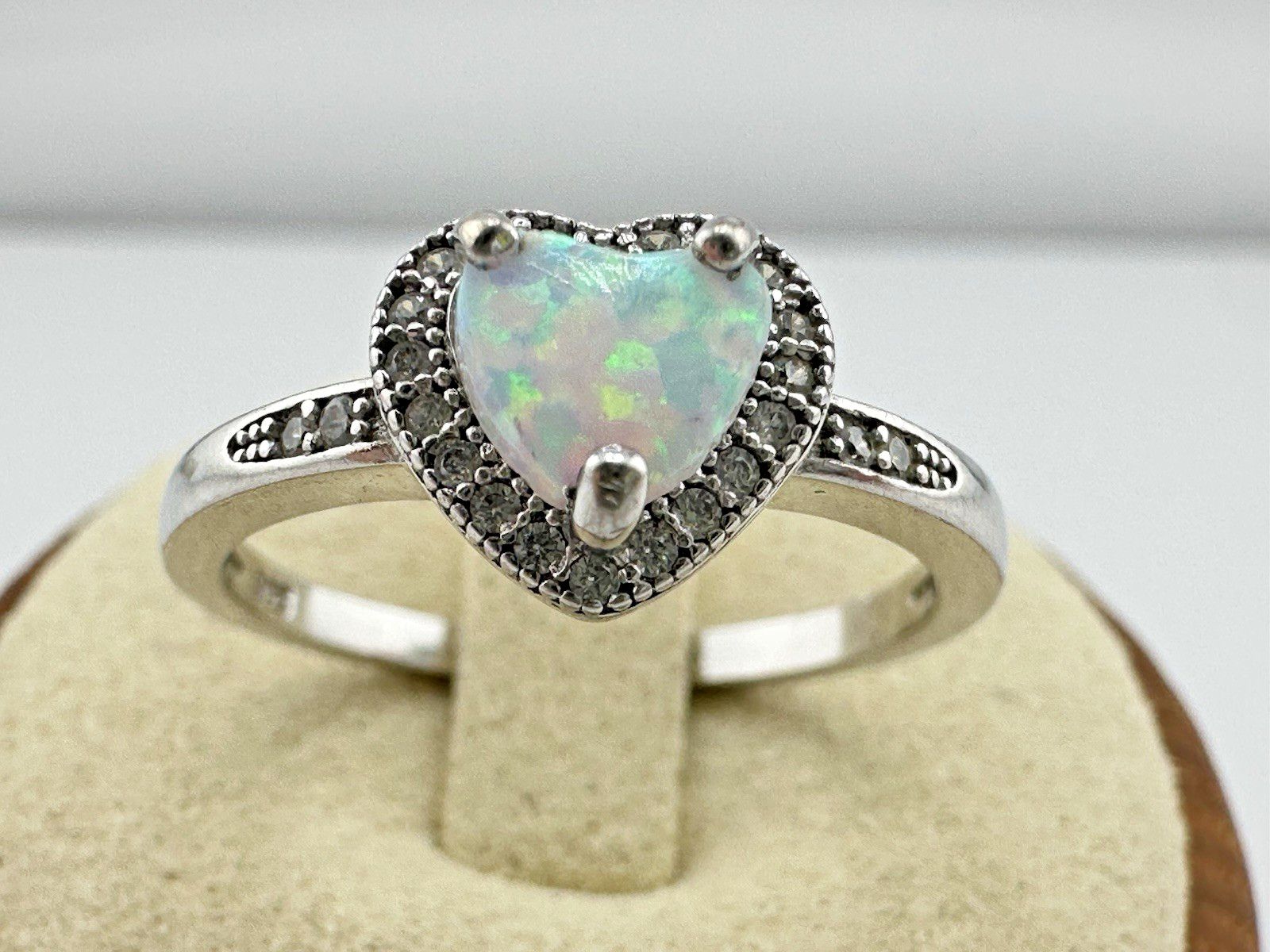 Vintage Sterling Silver Glowing Iridescent Center Heart Shaped Stone Ring Sz 8