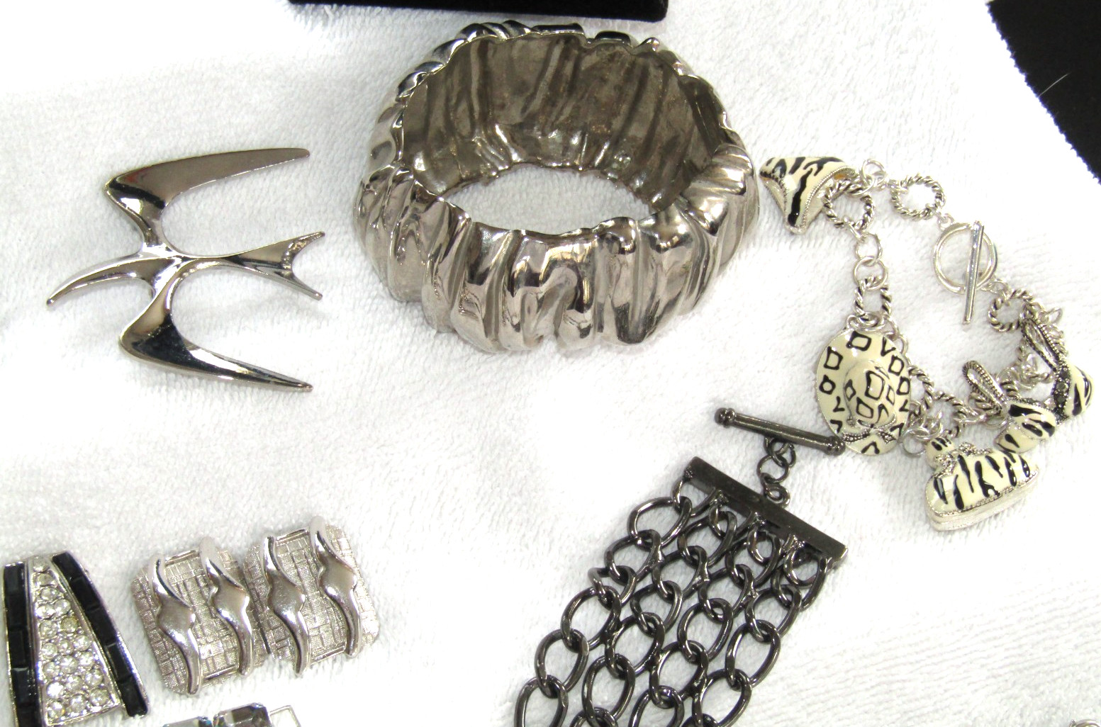 NICE COSTUME JEWELRY WEISS TRIFARI MONET COVENTRY LUCITE RHINESTONE BLACK WHITE
