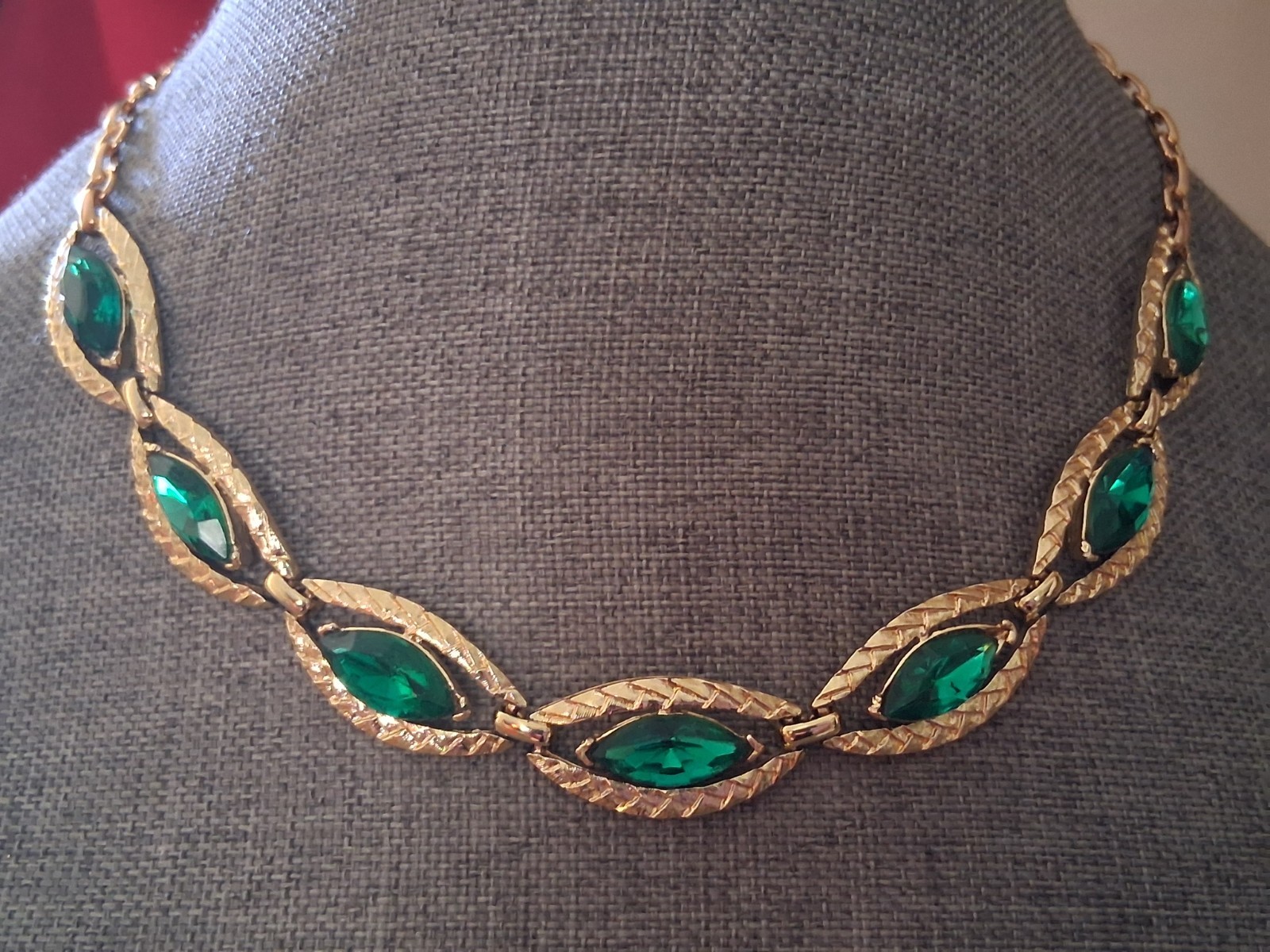 Coro emerald green marquise-cut chain link necklace, gold-tone, excellent condit