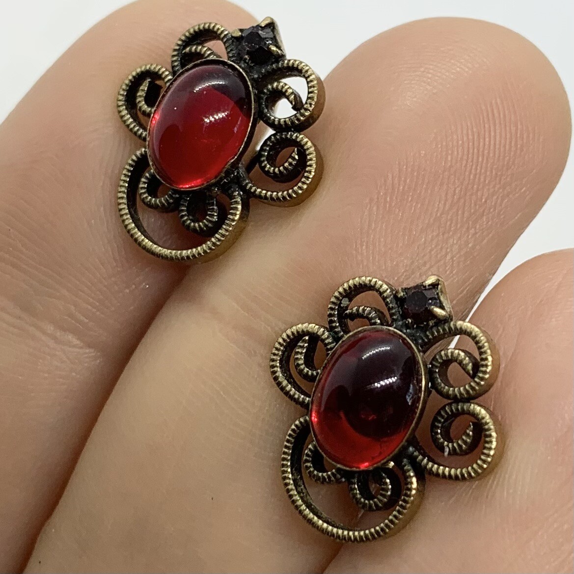 VTG RED GRIPOIX GLASS CABOCHON GOLD FILIGREE NOUVEAU EARRINGS CLIP-ON 5/8”