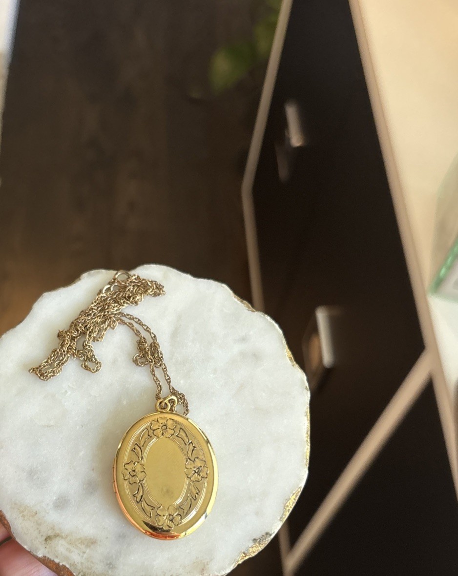 Vintage Etched Flowers Floral 1.5” Oval Locket With 24” Chain Holds Photos