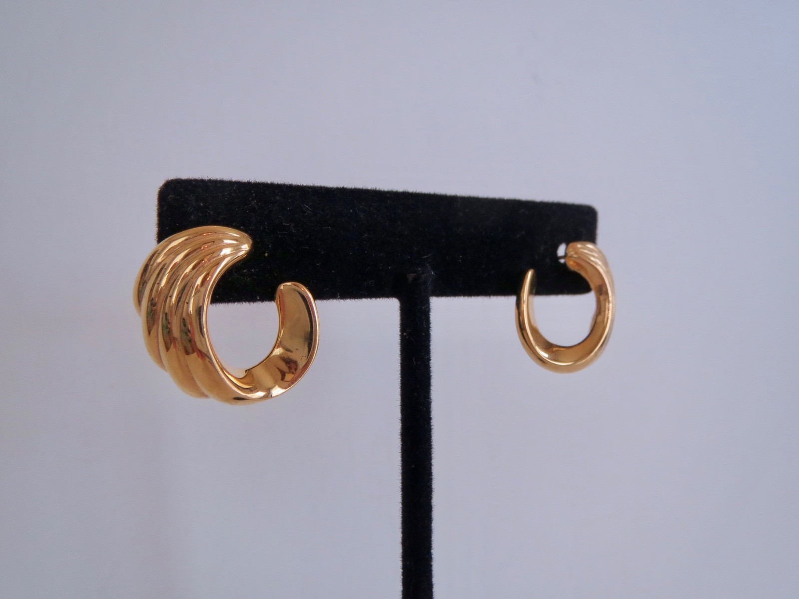 MONET Signed Yellow Gold Tone Swirl Design Stud EARRINGS 7/8″ by 7/8″