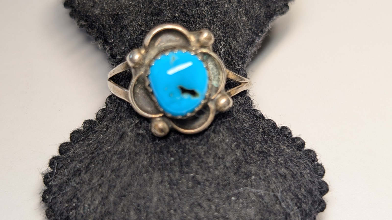 VINTAGE STERLING SILVER SOUTHWESTERN TURQUOISE RING ABOUT SIZE 8 1/2
