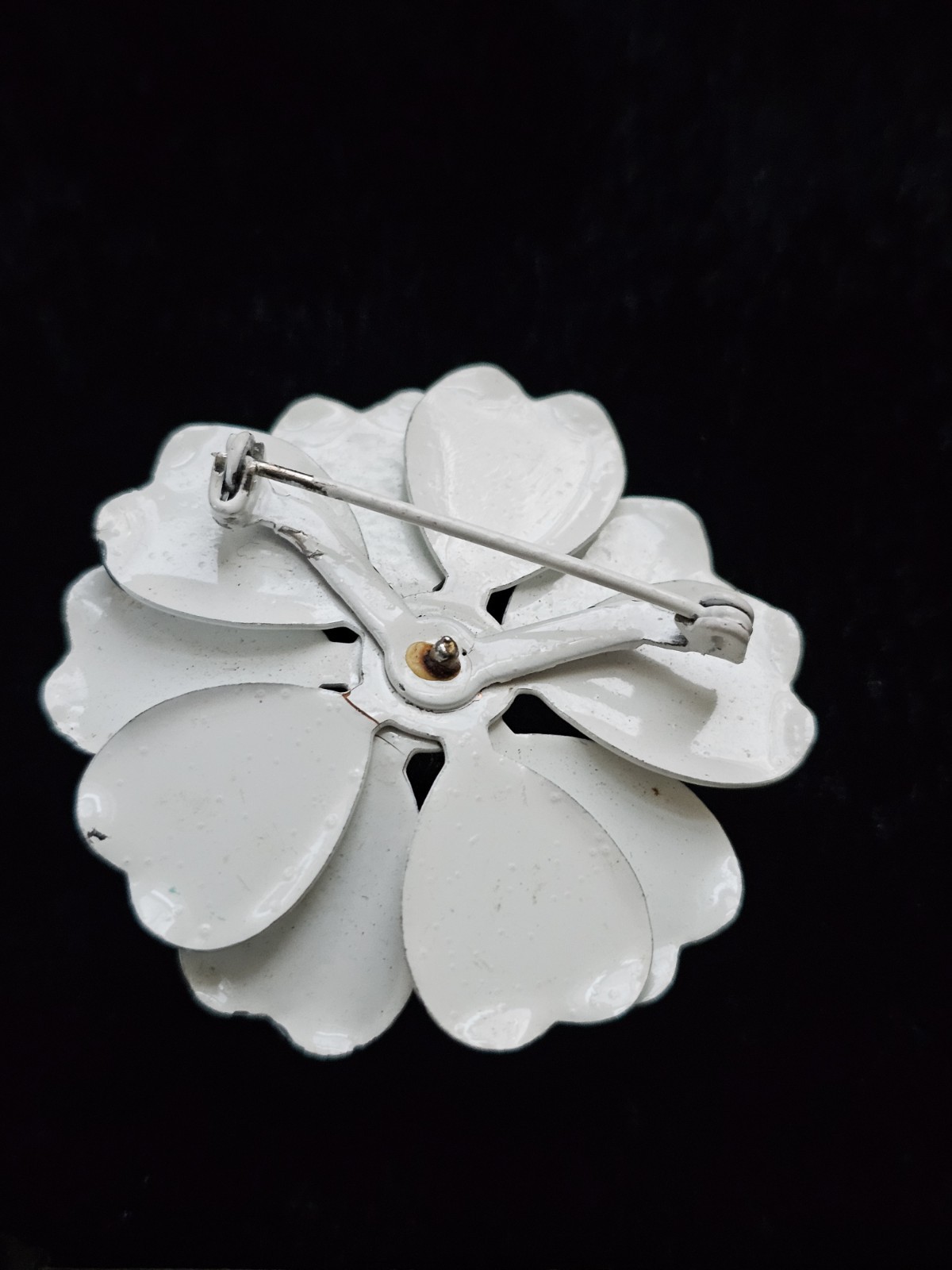 Vtg Brooch Flower Enamel Metal Retro Hippy Mod 60’s White & Black Pin 1.5″ Mcm