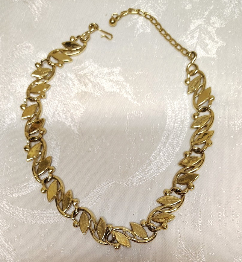 Vintage 1980’s TRIFARI black enamel gold tone metal 18 1/2 inch collar necklace