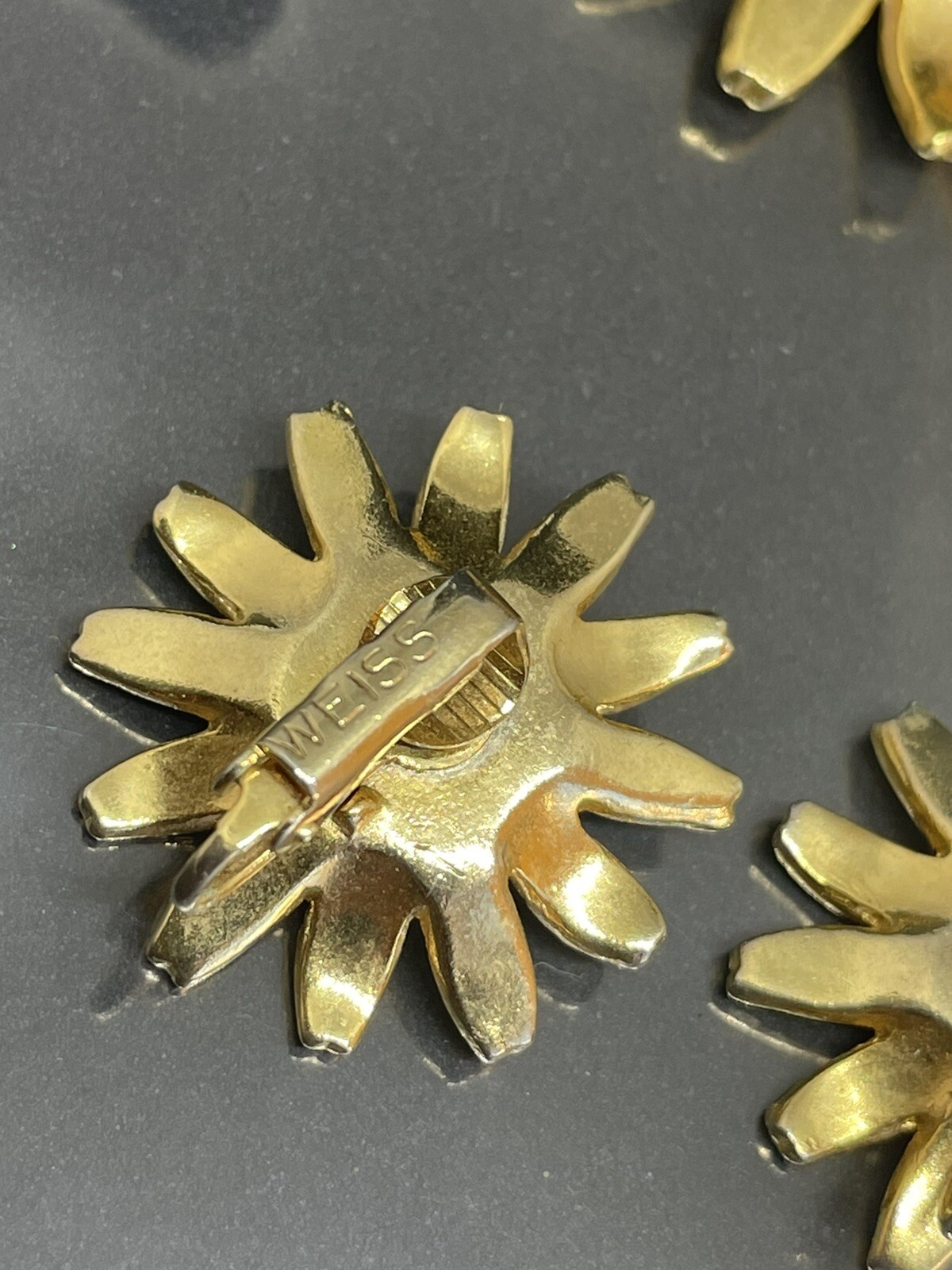 VTG Weiss Retro Daisy GoldTone White Yellow Enamel Brooch Clip On Earrings Set