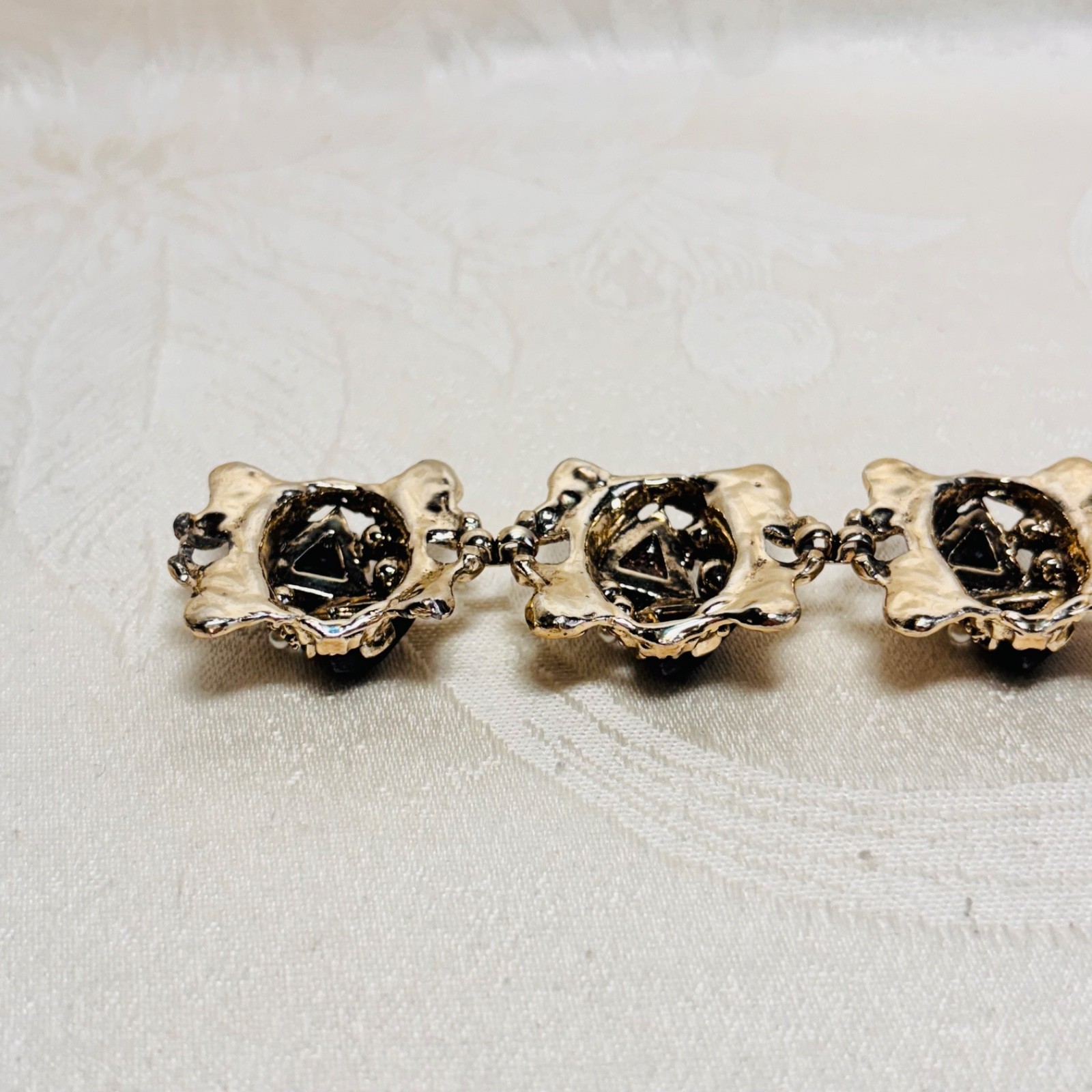 BRACELET black faux gem faux pearl silvertone metal link fold over clasp vintage