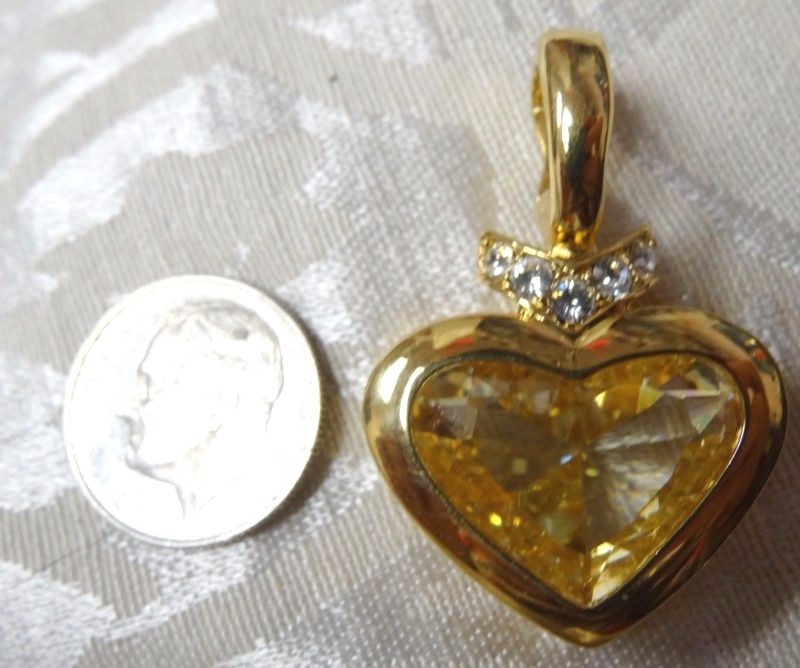 BEAUTIFUL HEART SHAPED PENDANT-RHINESTONES-LARGE CENTER STONE- DECORATIVE-PRETTY