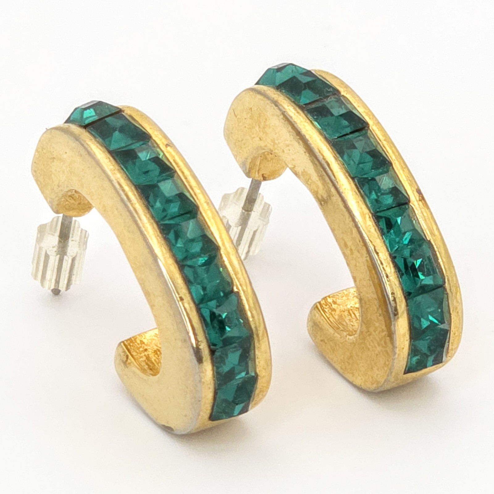Carolee Vintage Emerald green 1/ 2hoop earrings, gold toned, almost 1″ 6mm wide