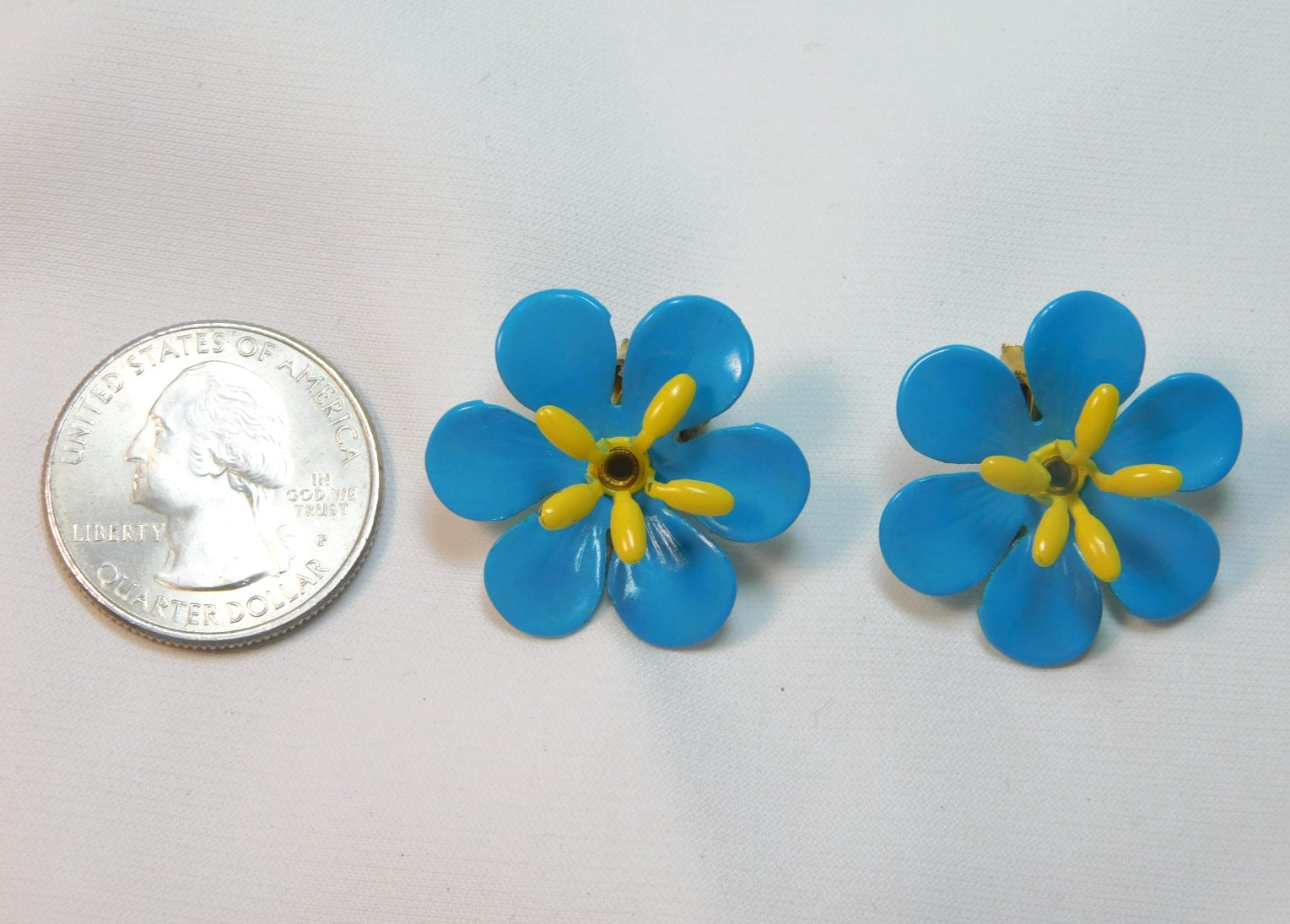 VINTAGE MOD RETRO BLUE ENAMEL METAL FLOWER DAISY BROOCH & EARRING SET✨