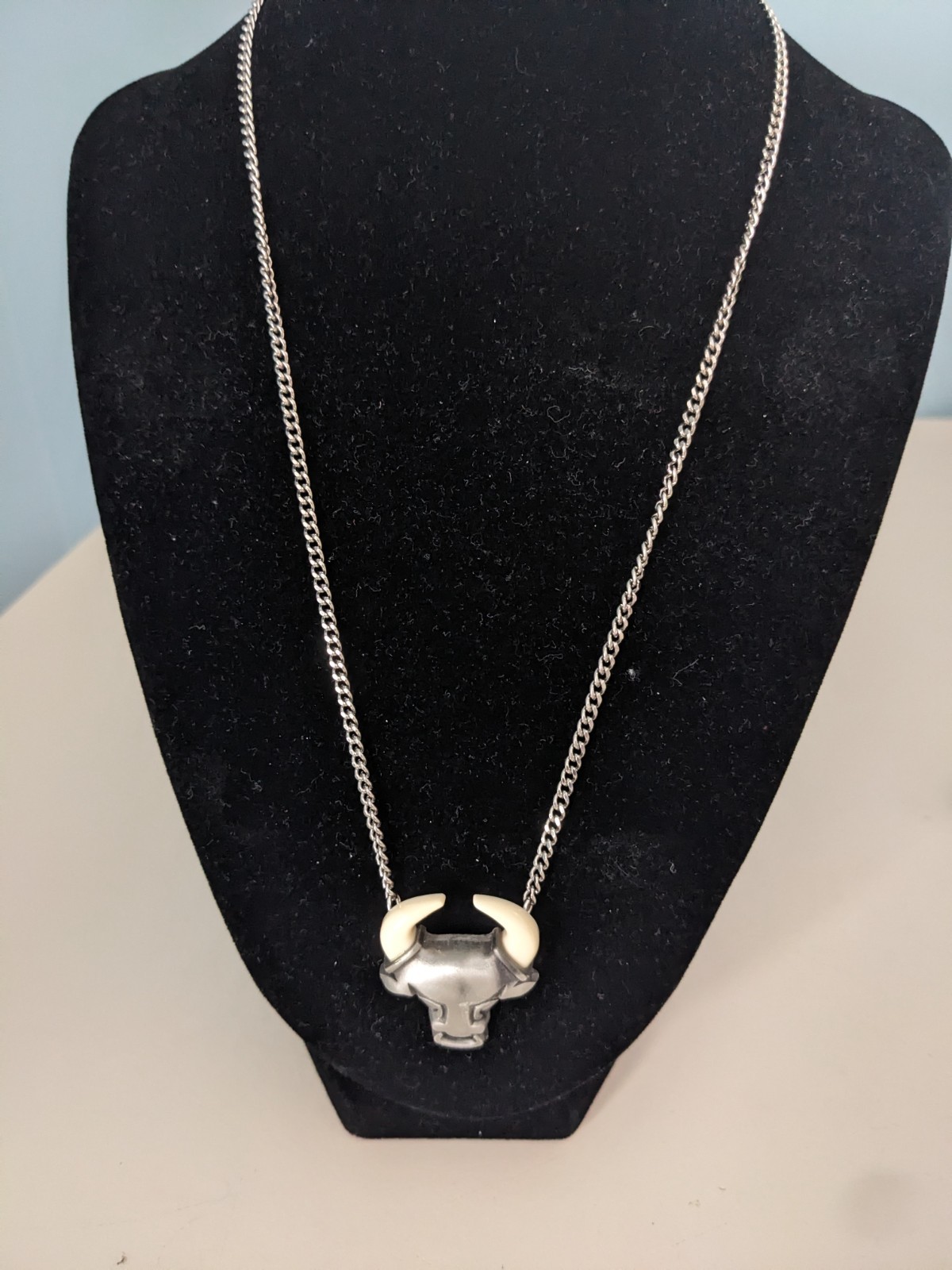 Vintage Avon Wild Country Bull Head Pendant Necklace Pewter 19″ 1978 Signed