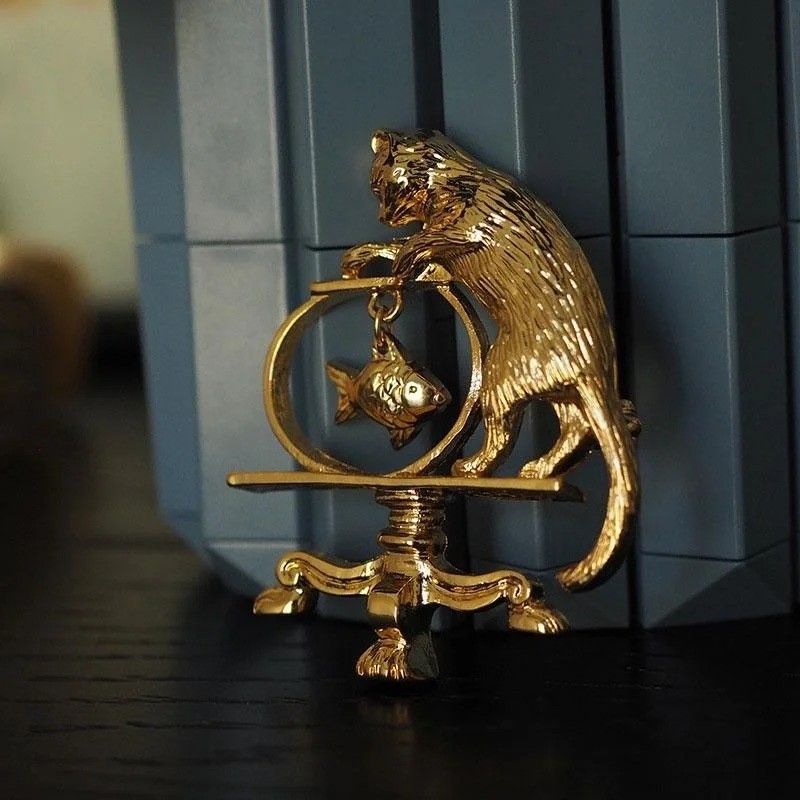 Vintage Cat Fishing Brooch Gold Plated Animal Pin Retro Cute Zinc Alloy Jewelry