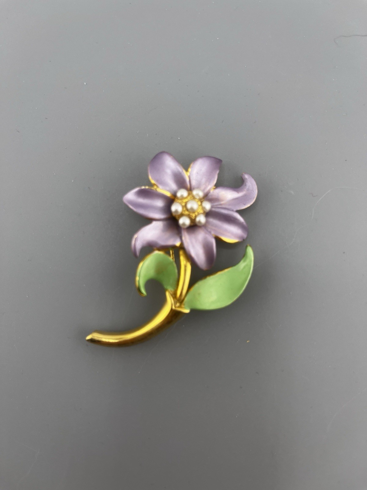 BROOCH Vintage 60-70’s Purple Flower Petals White Pearl Center Green Leaves