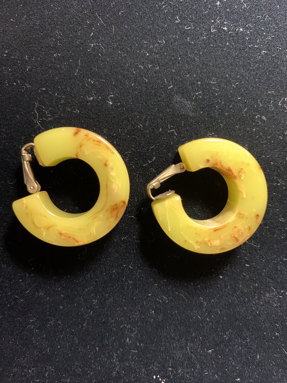 Vintage Marbled Yellow Bakelite Hoop Earrings, Chunky 1 1/2“ Across