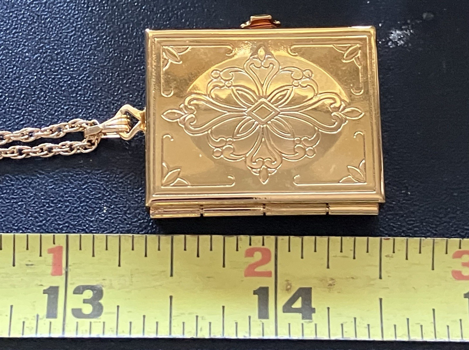 Avon 1991 Vintage “Brag Locket” IOB 5 Photo Picture Goldtone Necklace Pendant