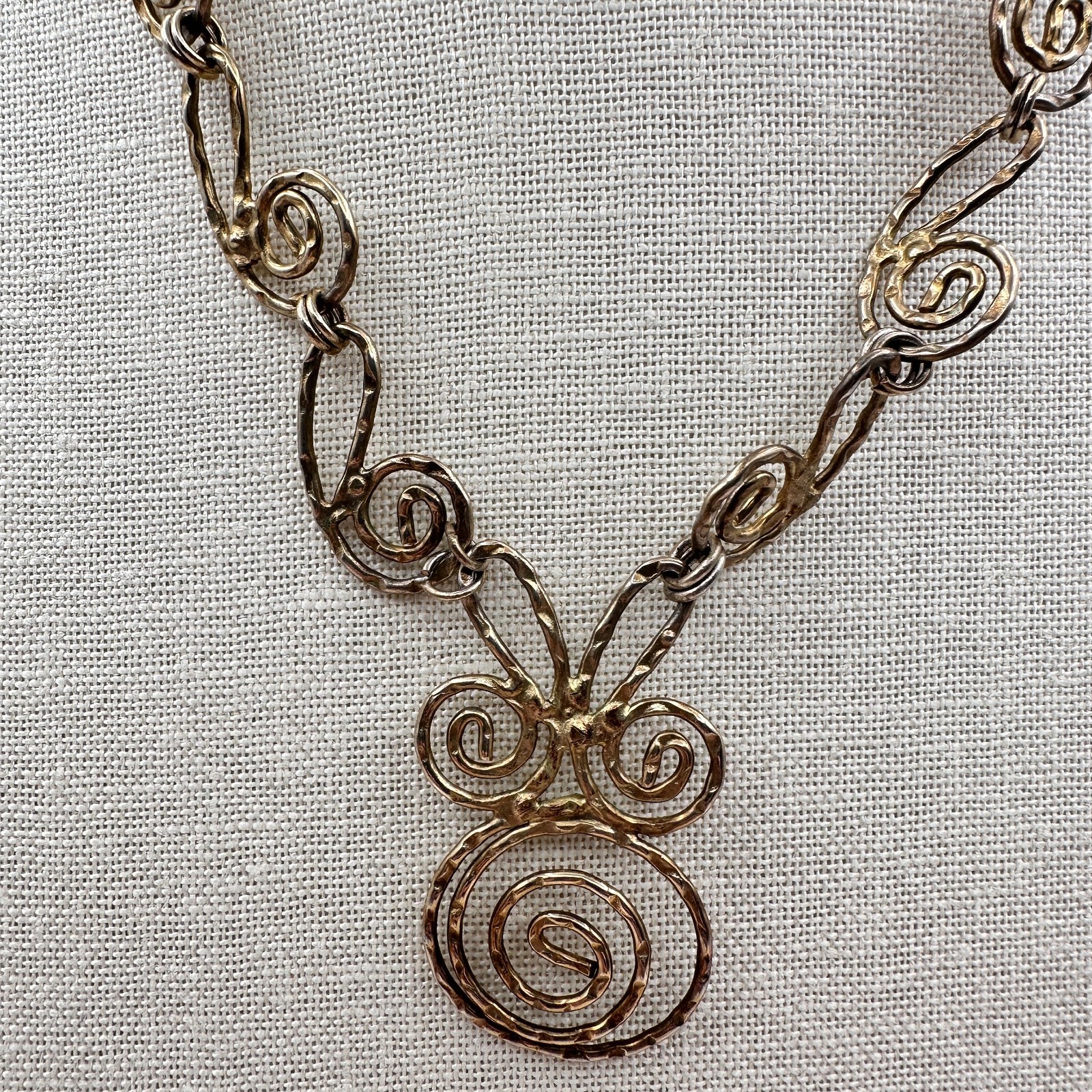 Vintage 80s Gold Tone Swirl Hammered Spiral Pendant Necklace Women’s Jewelry