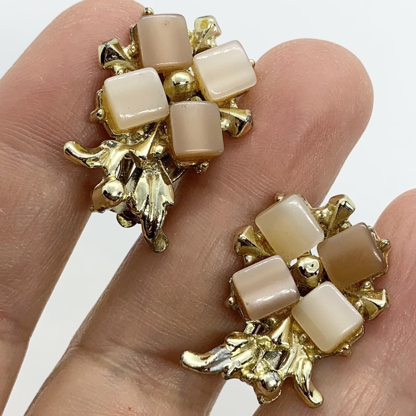 VTG 50s THERMOSET PLASTIC FLOWER PEACH BROWN GOLD EARRINGS CLIP-ON 1”