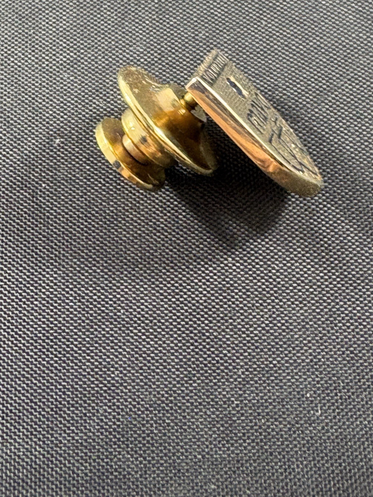 Vtg Gold Tone Mayo Shield Design With Blue Gemstone Volunteer Hat/Lapel/Tie Pin