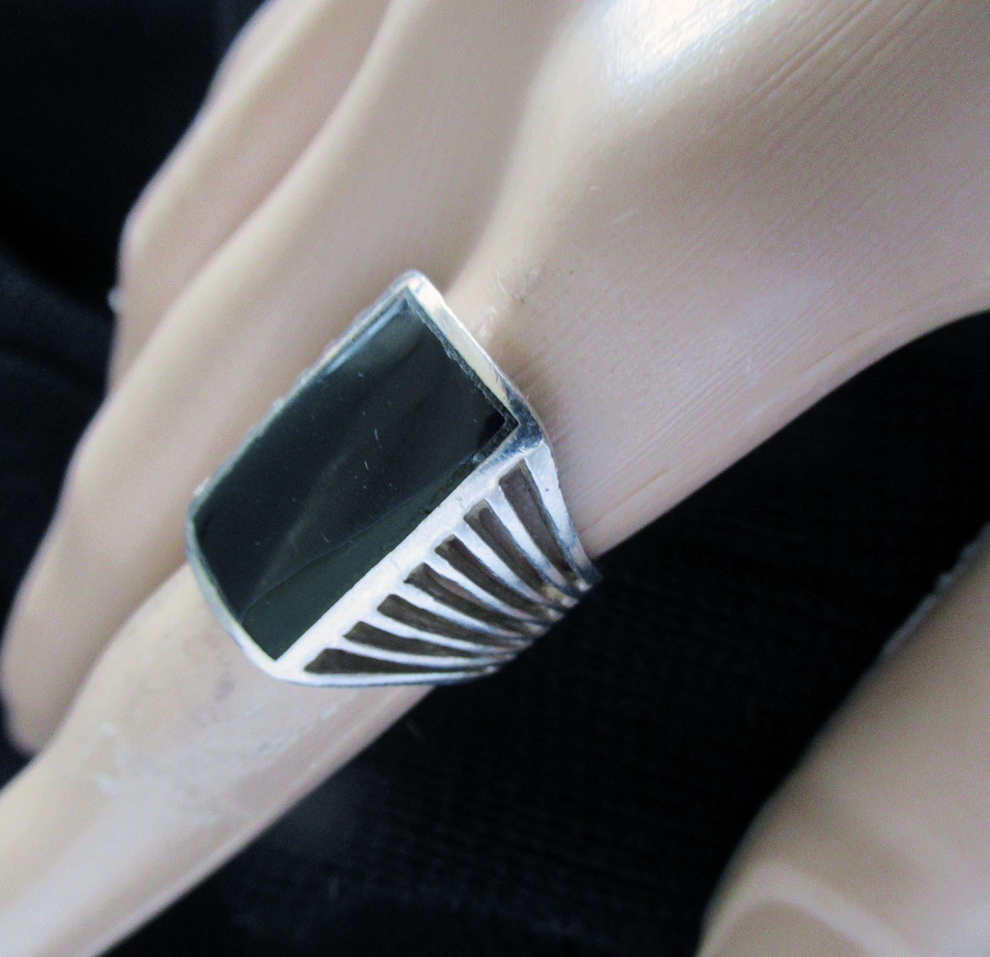 MEN’S STERLING RING by CW SIZE 8, 8.5 GRAMS, UNISEX