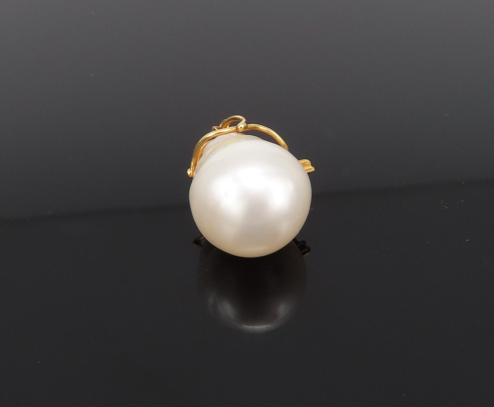Vintage 14.3mm Tear Drop Pearl 0.02ct Diamond 18K Gold Handmade Pendant 5.3g