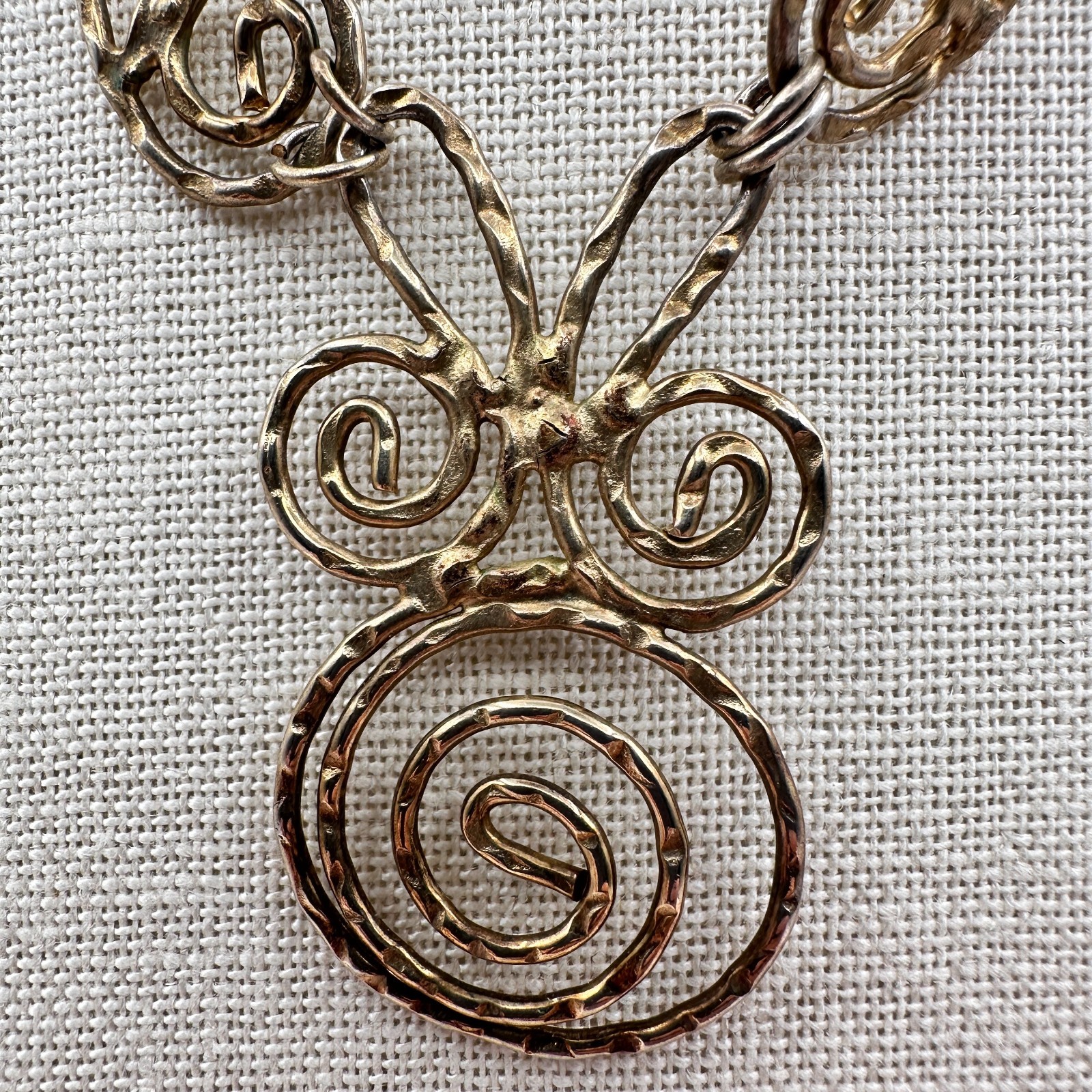 Vintage 80s Gold Tone Swirl Hammered Spiral Pendant Necklace Women’s Jewelry