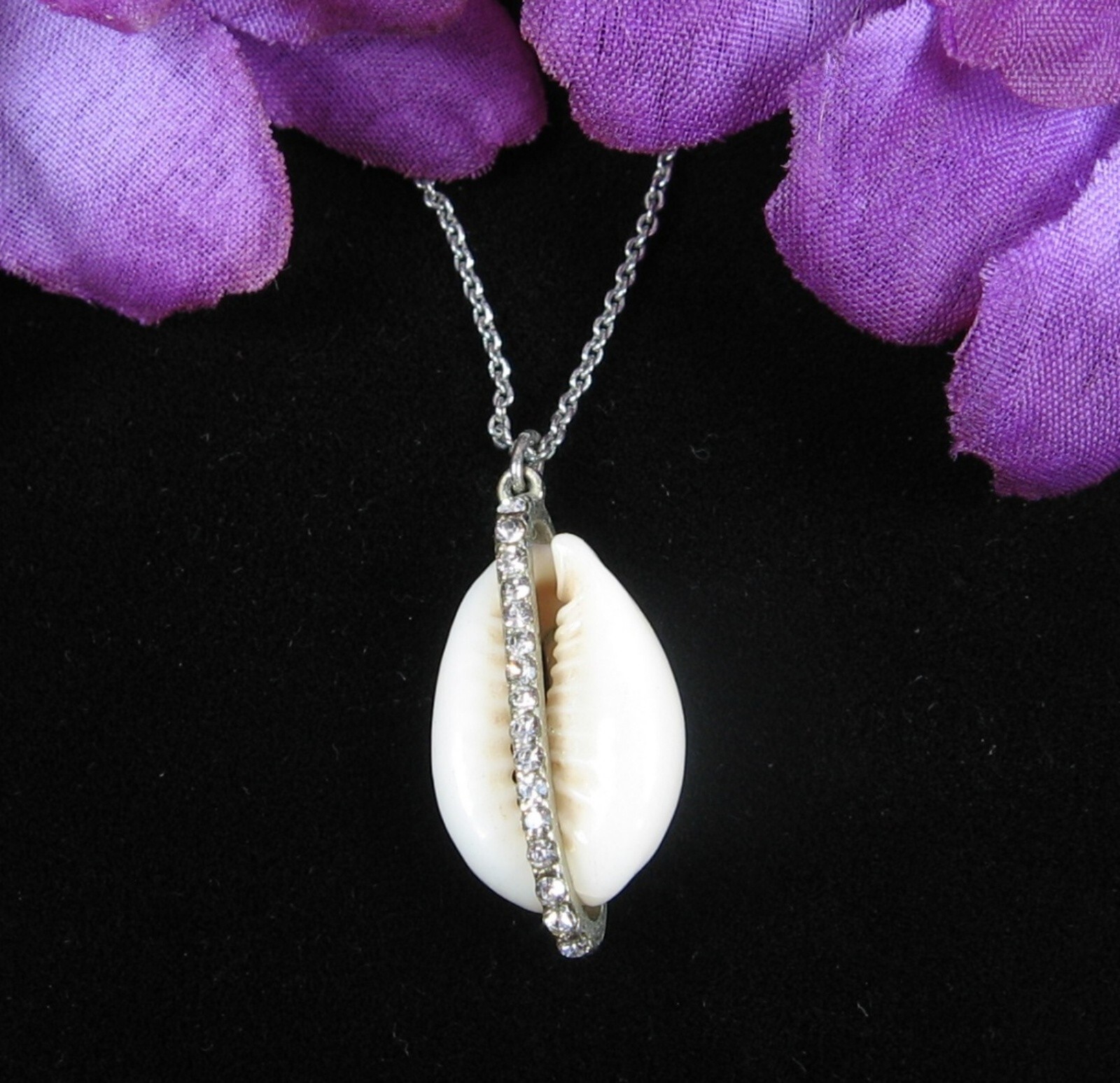 COWRIE SHELL Pendant RHINESTONES Vintage NECKLACE Silvertone 20″ LOFT OUTLET