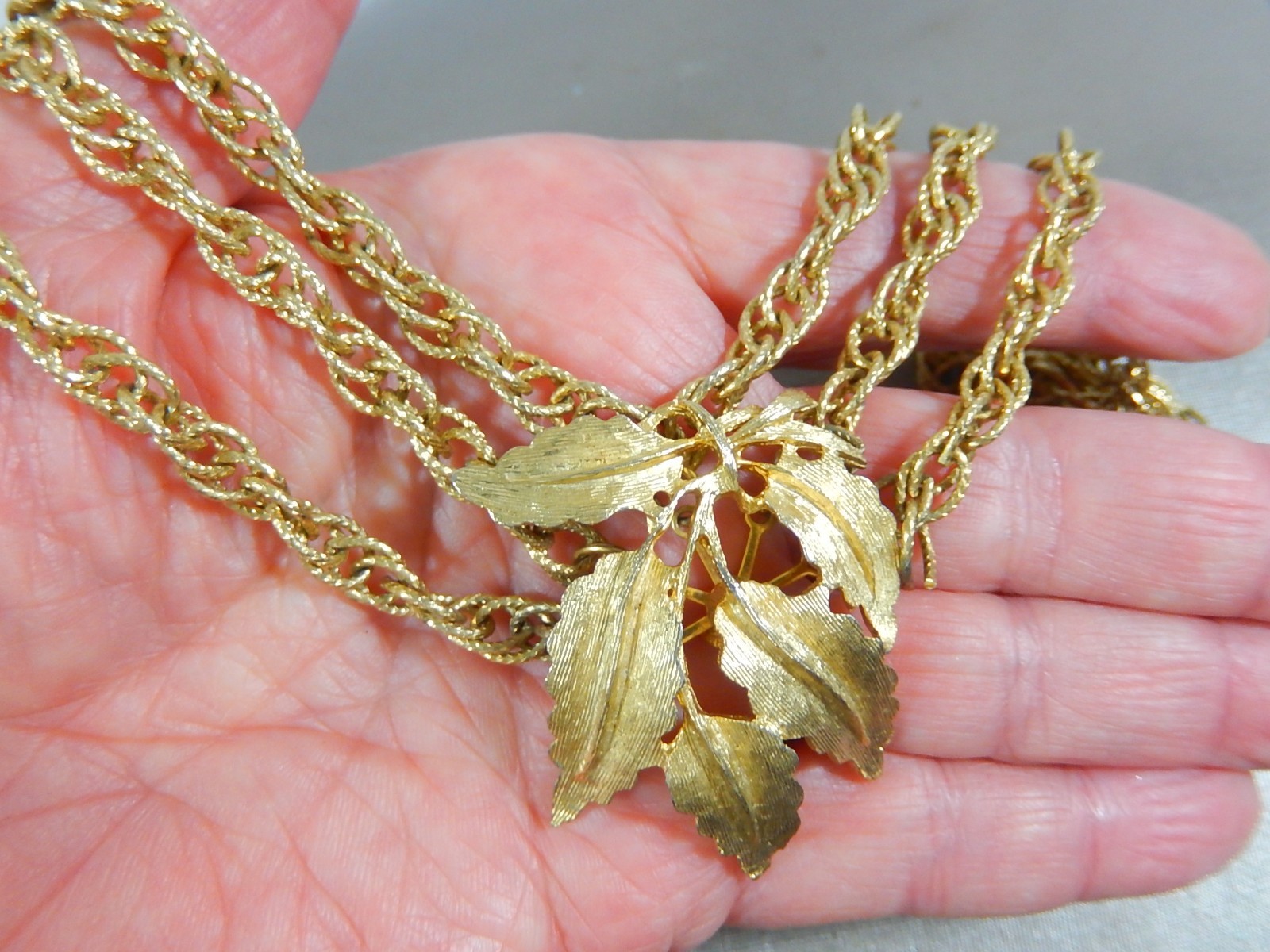 STUNNING VTG FESTOON W LARGE MULTI LEAF CENTERPIECEGOLD TONE BIB NECKLACE