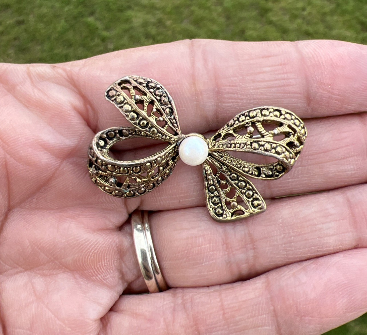 Vintage Gold Tone Filigree Bow Brooch Pin￼ Faux Pearl Center Ribbon Pin Jewelry