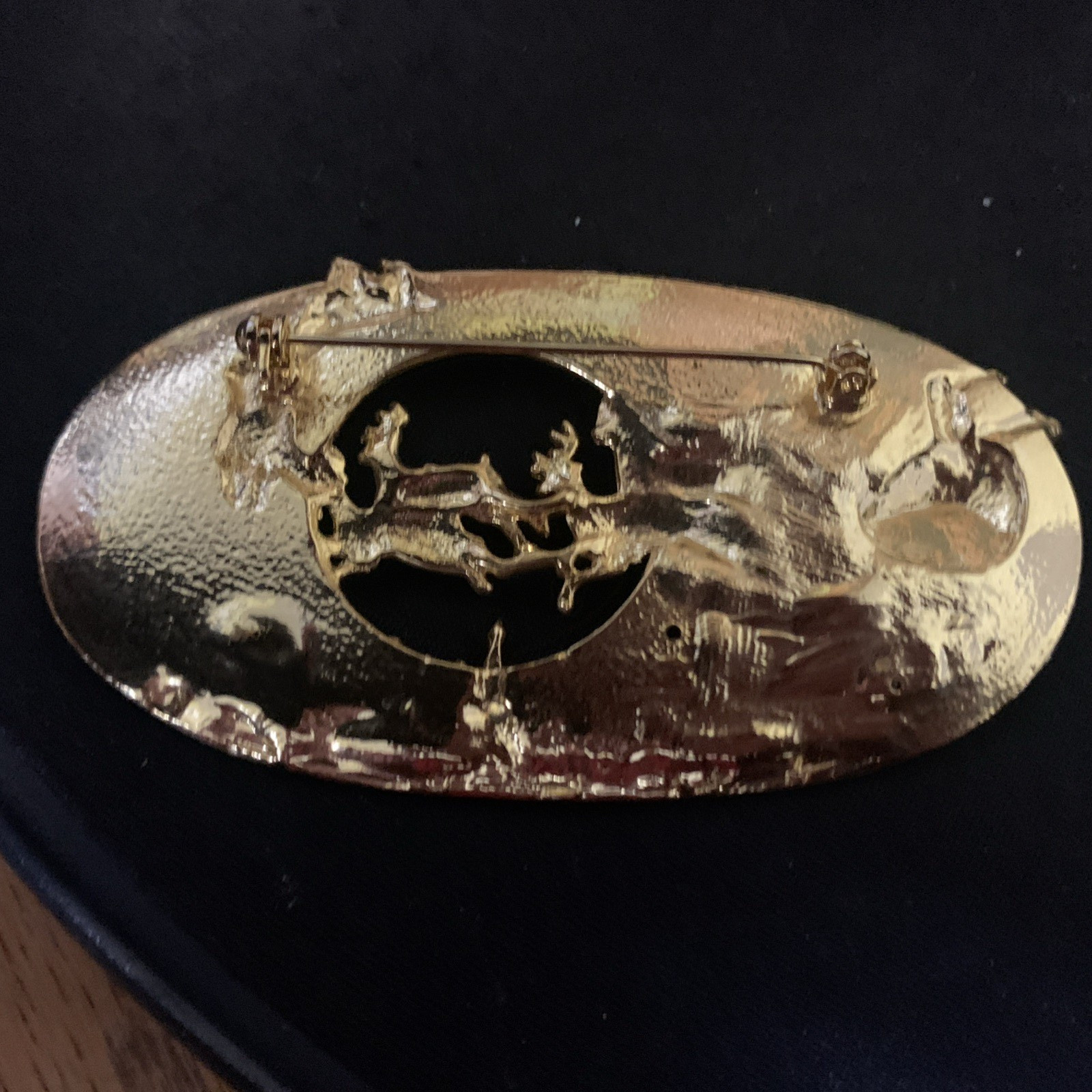 Vintage/Collectible Gold-tone Oval Santa’s Sleigh and Reinder Xmas Pin or Brooch