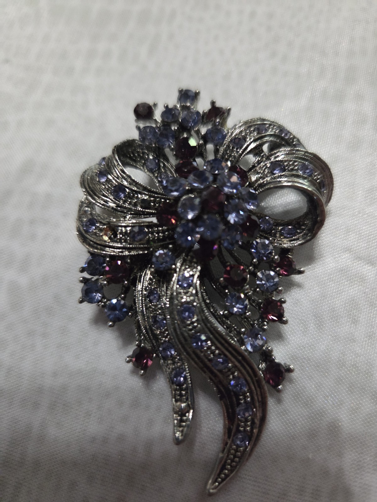Lot Of 4 Brooches 1 Coro 3 Unbranded Flowers And Bow Excellent Condition…