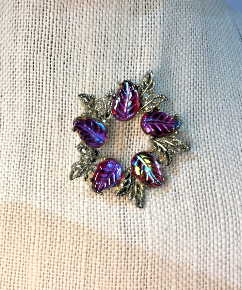 Iridescent Pressed Glass Brooch Vintage Leaf Gold Tone Red Jewelry Pin 1 1/2″!