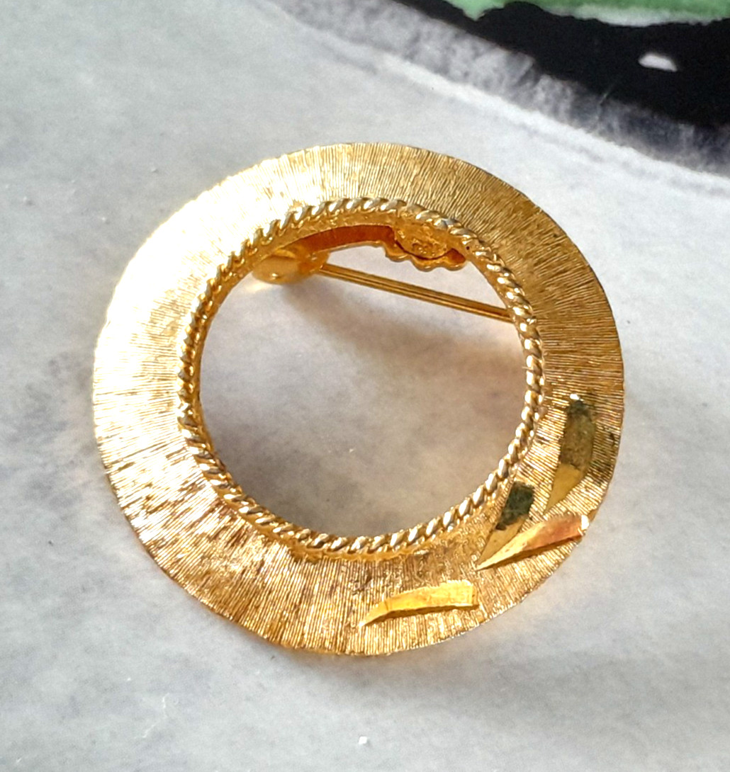Vintage 1960’s MAMSELLE Signed Gold-Tone Metal 1.25″ Wreath Circle Pin/Brooch